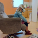 Séance d'hypnose d'une enfant avec le casque de réalité virtuelle